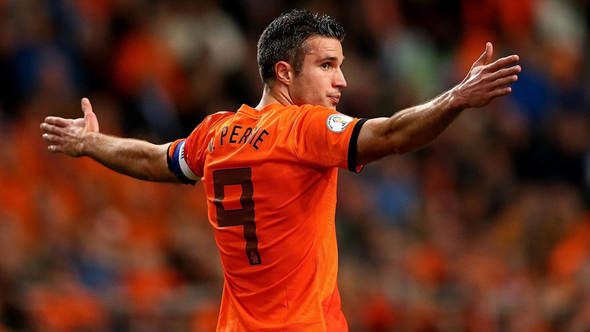 黄潜坚持推进托马斯签约引球迷强烈反对，俱乐部面临信任危机