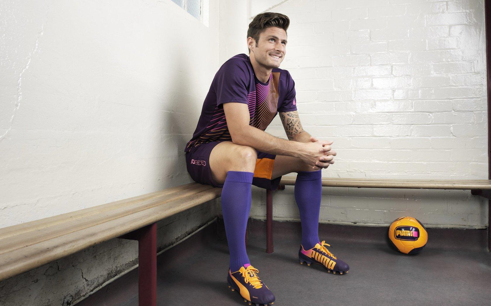 皇马防线漏洞频出，维尼修斯闪耀难挽败局，安帅战术调整受质疑